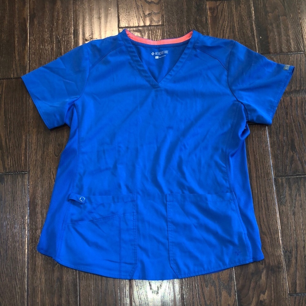 MedCouture nurses scrub top size large in blue color